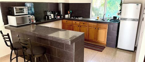 Coffee/tea maker, fridge, microwave, stovetop