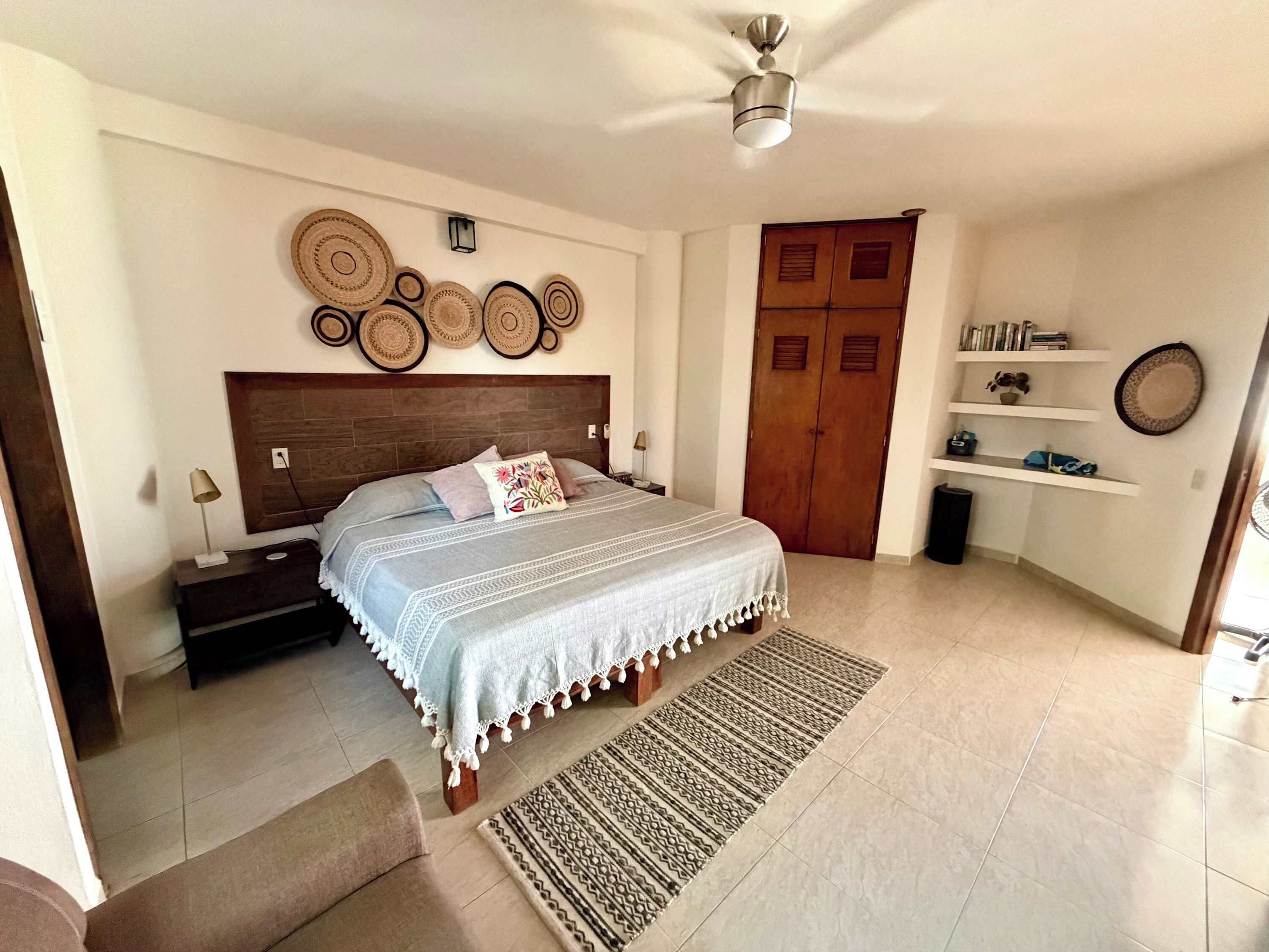 1 habitación, escritorio, tabla de planchar con plancha y cuna de viaje 