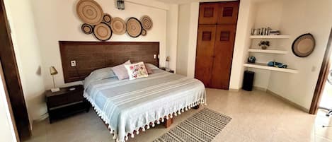 1 habitación, escritorio, tabla de planchar con plancha y cuna de viaje