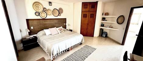 1 habitación, escritorio, tabla de planchar con plancha y cuna de viaje