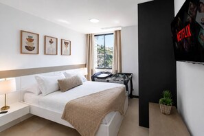 Room - Urban Oasis | Corner City View (Guayaquil)