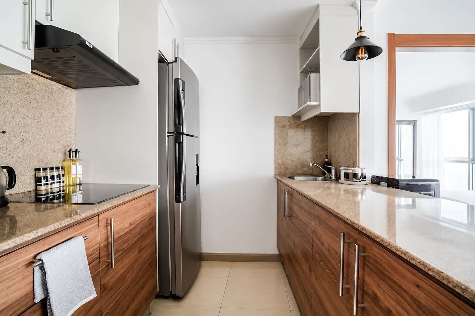 Cafetera o tetera, frigorífico, microondas y placa de cocina