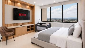 Ein modernes Schlafzimmer mit einem großen Bett, einem an der Wand befestigten Fernseher, einem Schreibtisch und Blick auf die Stadt durch große Fenster.