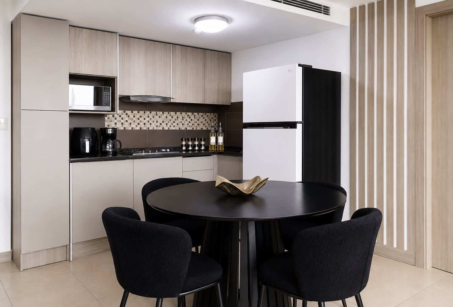 Cafetera o tetera, frigorífico, microondas y placa de cocina