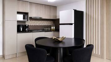 Cafetera o tetera, frigorífico, microondas y placa de cocina