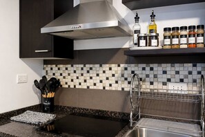 Private kitchen - Zen House - Lateral River View (Guayaquil)