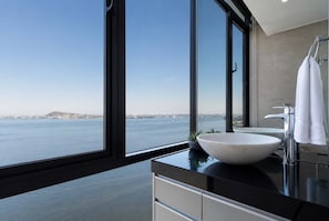 Bathroom - Corner Executive suite river view (Guayaquil)