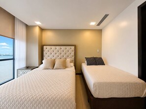 Room - Riverview corner executive suite (Guayaquil)