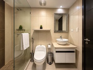 Bathroom - Riverview corner executive suite (Guayaquil)