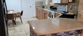 Marvelous 3-bedroom house with AC big Pool and Jaccuzi very quiet in Lehigh Acre