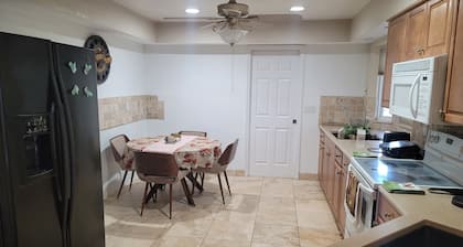 Marvelous 3-bedroom house with AC big Pool and Jaccuzi very quiet in Lehigh Acre