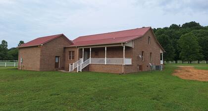 Spacious, secluded 4-bedroom house, just minutes from Reelfoot Lake State Park