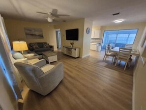 Living area - Cozy 2-Bedroom Retreat Near Clearwater Beach (Clearwater)