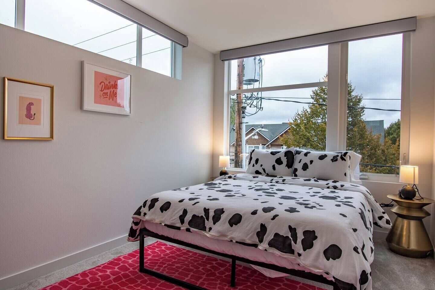 Une chambre à coucher avec un lit, une fenêtre et une lampe.