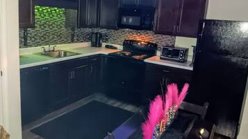 Coffee/tea maker, fridge, microwave, oven