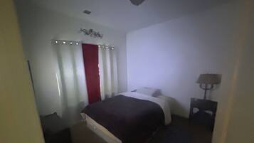1 soverom, skrivebord, strykejern/-brett og wi-fi (inkludert)