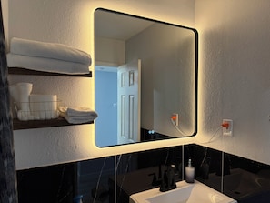 Dusj, hårføner, håndklær og såpe