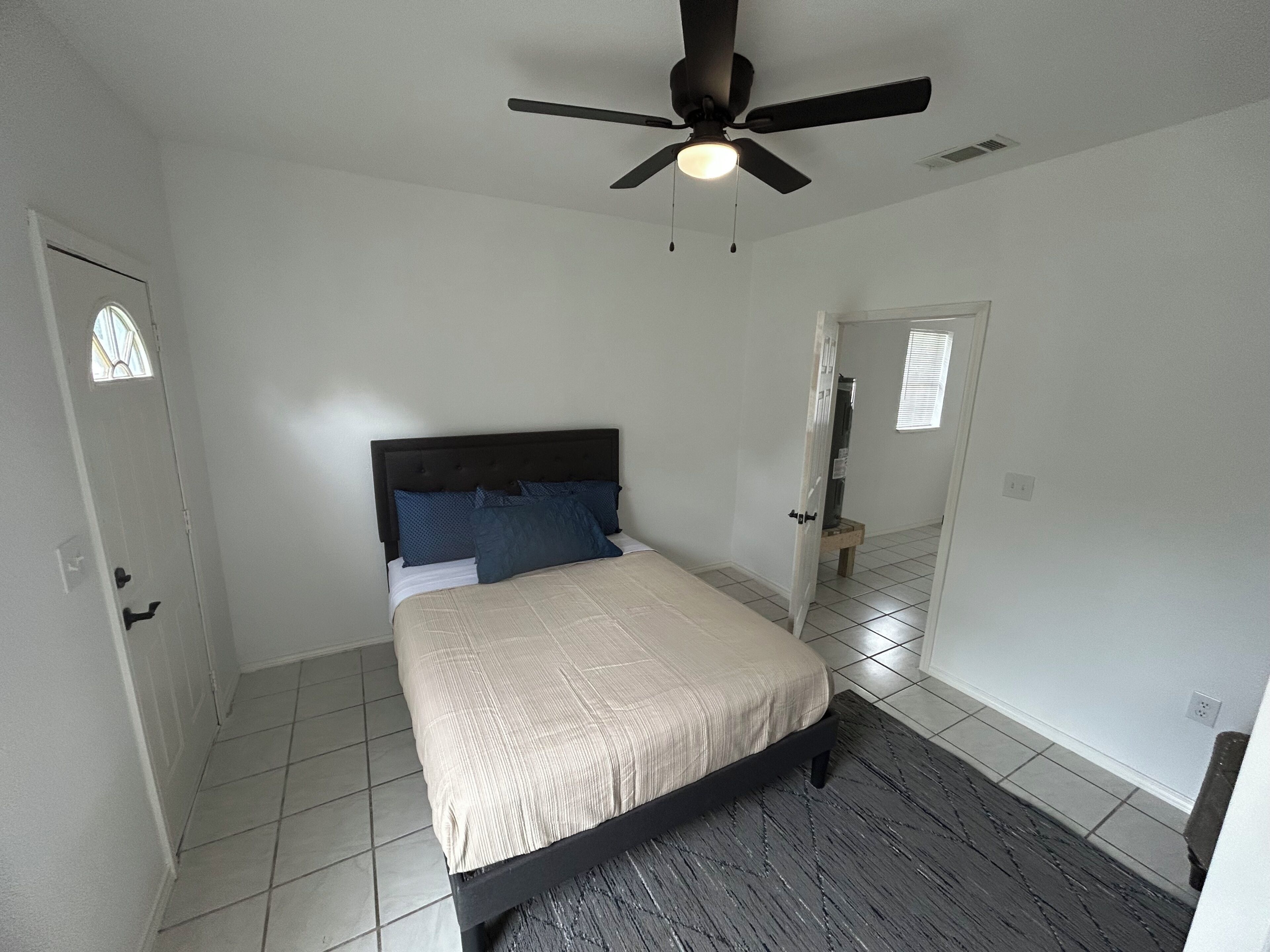 4 habitaciones, tabla de planchar con plancha, wifi y ropa de cama 