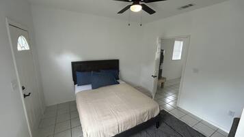 4 habitaciones, tabla de planchar con plancha, wifi y ropa de cama