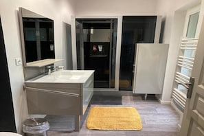 Shower, hair dryer, towels, soap - Appartement mitoyen avec piscine privée à la campagne (Le Cabanial)