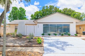 Exterior - New Saltwater Pool, Game Room, Arcades, Huge Lanai, Firepit (Palm Harbor)