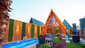 A modern log cabin with a swimming pool, outdoor seating, and a barbecue area. - Berra Resort (Sapanca)