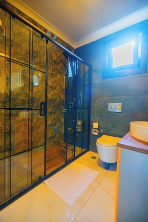 Deluxe-Bungalow, Gartenblick | Badezimmer | Duschwanne, Haartrockner, Handtücher, Seife