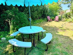 Outdoor dining - Brewster Home, 0.4 Miles / 8 Minute Walk to Beach (Brewster)