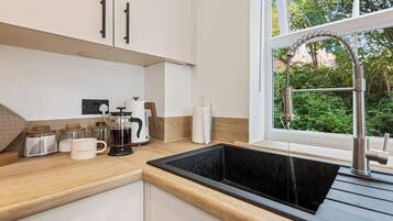 Coffee/tea maker, fridge, microwave, oven