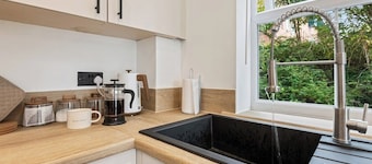 Stylish 2-Bed Flat, Leyland – Near Worden Park
