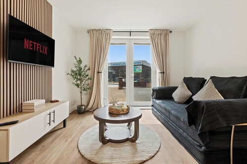 Stylish 2-Bed Flat, Leyland – Near Worden Park
