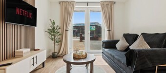 Stylish 2-Bed Flat, Leyland – Near Worden Park