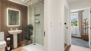 Douche, séchoir à cheveux, serviettes fournies, shampooing