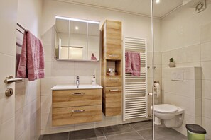 Shower, hair dryer, soap, toilet paper - Ferienwohnung Steinadler 323 -Fam. Wrede- im Aparthotel Kleinwalsertal (Mittelberg)