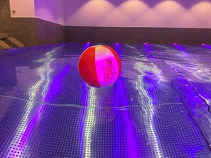 Indoor pool, a heated pool - Ferienwohnung Steinadler 323 -Fam. Wrede- im Aparthotel Kleinwalsertal (Mittelberg)