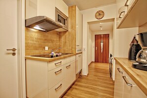 Wasserkocher mit Kaffee-/Teezubehör, Kühlschrank, Mikrowelle, Herdplatte