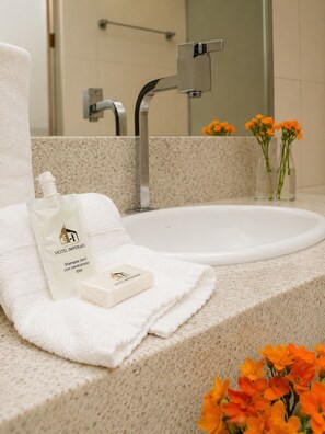 Towels, soap, shampoo, toilet paper - Hotel Imperador (Gurupi)