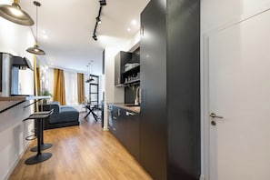 Un apartamento moderno con cocina, comedor y sala de estar.