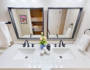 Bathroom - Spacious Las Vegas Retreat with Modern Comforts in a Convenient Location (Las Vegas)