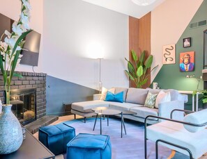 Living area - Spacious Las Vegas Retreat with Modern Comforts in a Convenient Location (Las Vegas)