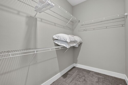 Awesome 2BR Apt/Pool/Gym/King Bed/Beachwalk access