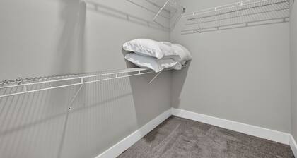 Awesome 2BR Apt/Pool/Gym/King Bed/Beachwalk access