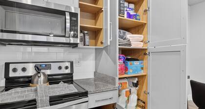 Awesome 2BR Apt/Pool/Gym/King Bed/Beachwalk access