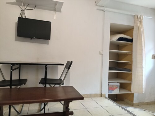 Studio rustique, accès indépendant, dans petit village gascon