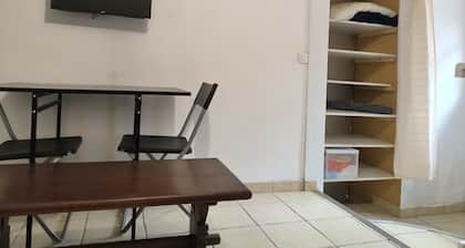 Studio rustique, accès indépendant, dans petit village gascon