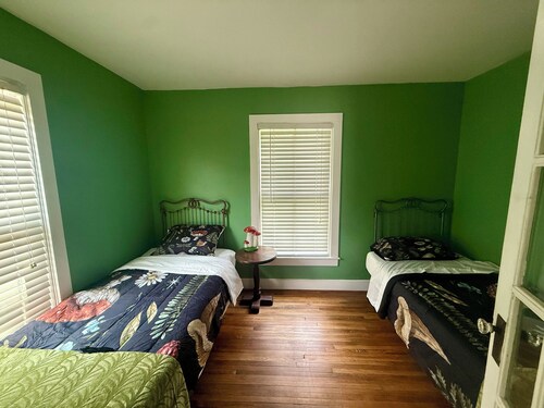 Cozy 2-bedroom cottage on with AC in charming Alderson