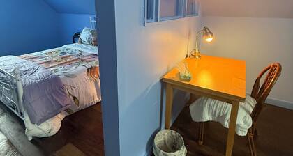 Cozy 2-bedroom cottage on with AC in charming Alderson
