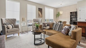 Smart TV - Desert Luxe / Pool • Balcony • Workspace (Phoenix)