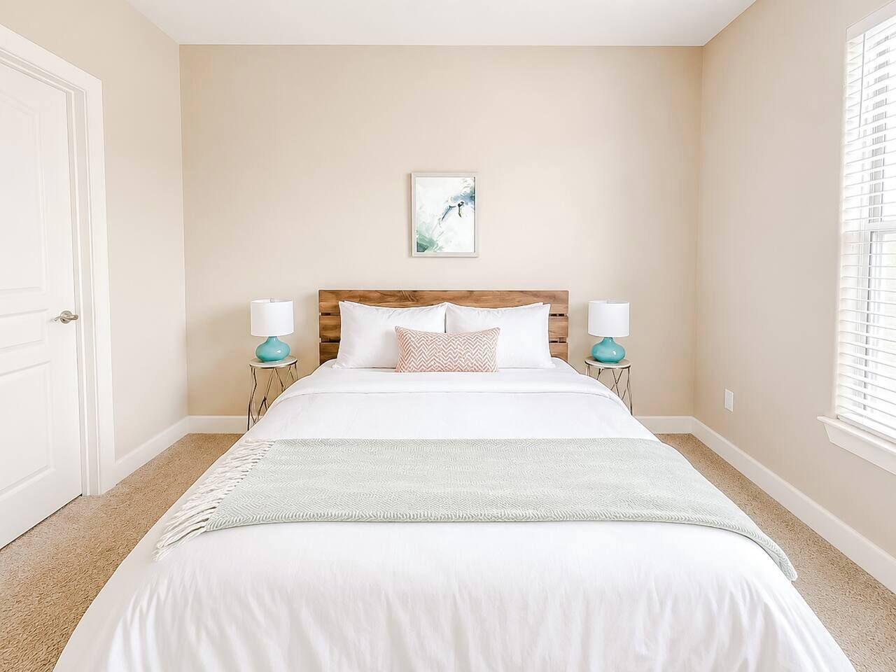 Un dormitorio con cama, dos mesitas de noche y una ventana.