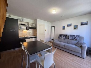 A compact living space with a kitchenette, a dining area, and a sofa. - Ski-in/ski-out & foot of the slopes, 1st floor, balcony, tv, 50m², Les Orres (Les Orres)